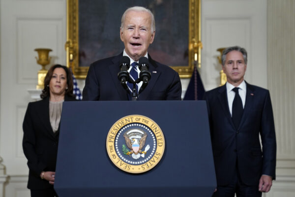 ביידן בנאום מיוחד מ-10 באוקטובר 2023, עקב פרוץ המלחמה. בחודשים הראשונים הממשל גיבה את ישראל (צילום: AP Photo/Evan Vucci)