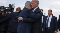 ראש ממשלת ישראל בנימין נתניהו מקבל את פניו של נשיא ארה"ב ג'ו ביידן, בנמל התעופה בן גוריון (צילום ארכיון: AP/Evan Vucci)