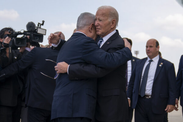 ראש ממשלת ישראל בנימין נתניהו מקבל את פניו של נשיא ארה"ב ג'ו ביידן, בנמל התעופה בן גוריון (צילום ארכיון: AP/Evan Vucci)