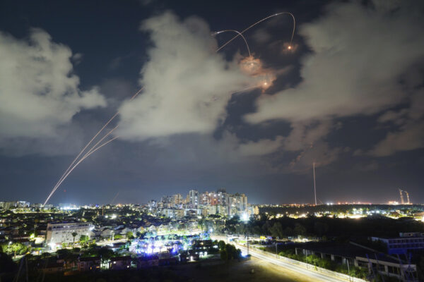 מערכת ההגנה האווירית של כיפת ברזל יורה ליירוט רקטה שנורתה מרצועת עזה (צילום: צפריר אביוב, AP)