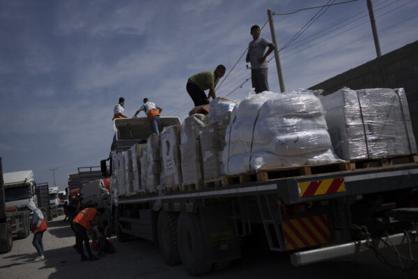 משאיות עם סיוע הומניטרי נכנסות לרצועת עזה ממצרים (צילום: AP/Fatima Shabair)