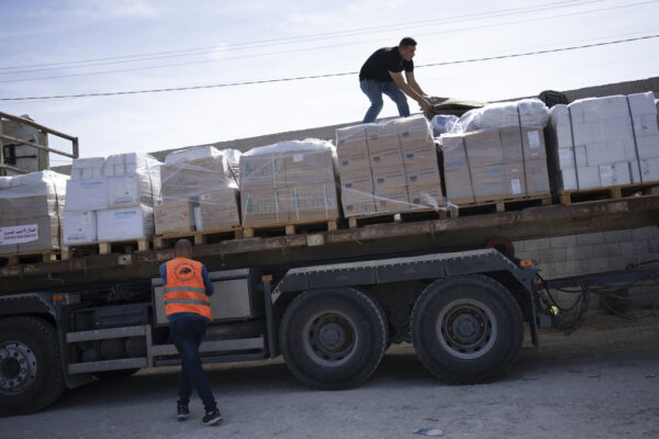 משאיות סיוע הומניטרי במעבר רפיח (צילום ארכיון: AP Photo/Fatima Shbair)