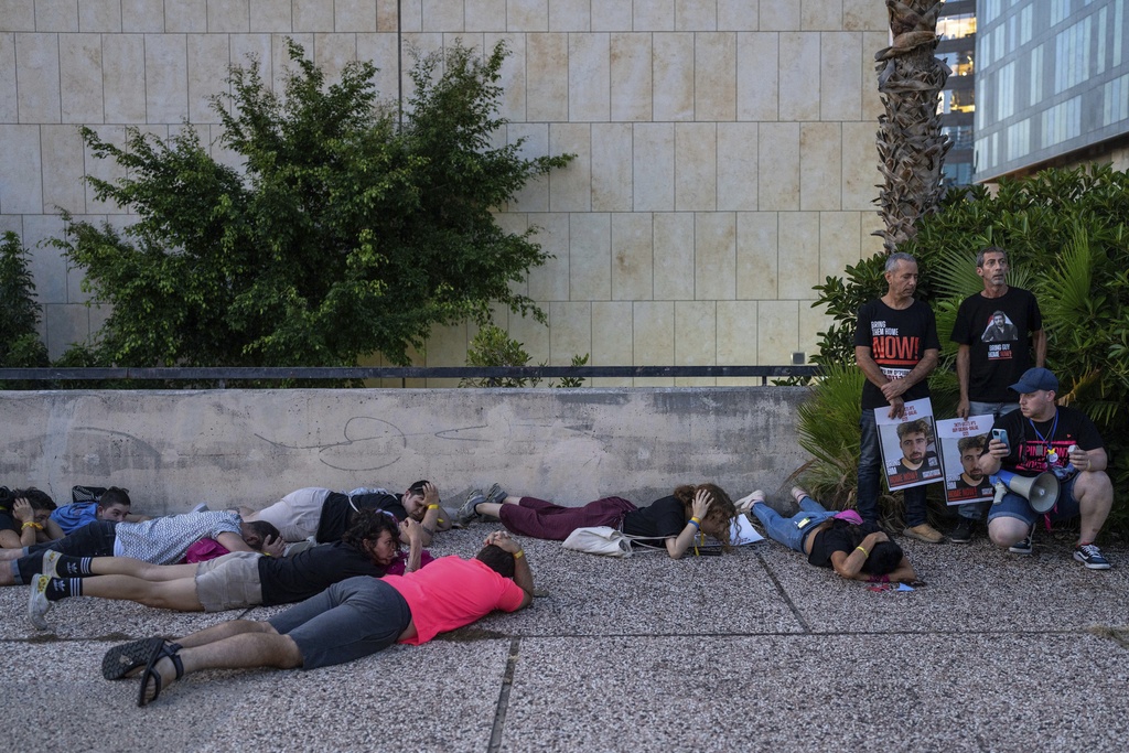 בני משפחות החטופים תופסים מחסה בזמן אזעקה בתל אביב (צילום: אוהד צוויגנברג)