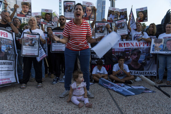 הפגנה של קרובי משפחות החטופים לעזה בתל אביב (צילום: אוהד צוויגנברג)