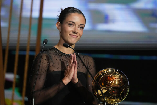 איטנה בונמטי זוכה בפרס כדור הזהב לנשים 2023 (צילום: AP/Michelle Euler)