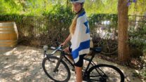 אביב לוי בגביע העולם בטריאתלון, בקוראיה הדרומית. היינו עם חולצות של ישראל. "היו הרבה אנשים שהתעניינו" (צילום: אלבום פרטי)
