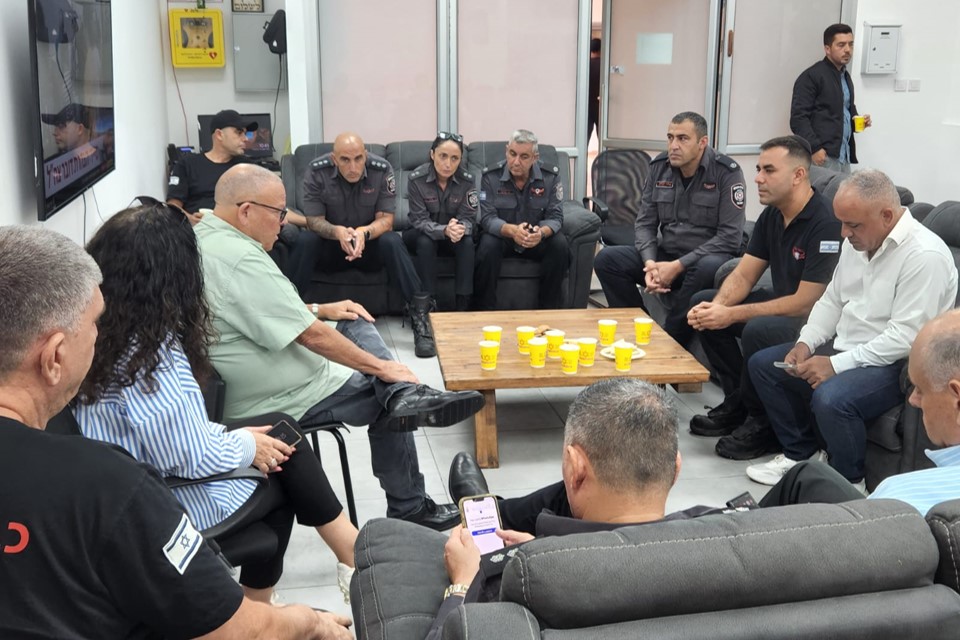 Histadrut chairman Arnon Bar-David meets with firefighters in Ashdod (Photo: Histadrut Spokesperson).