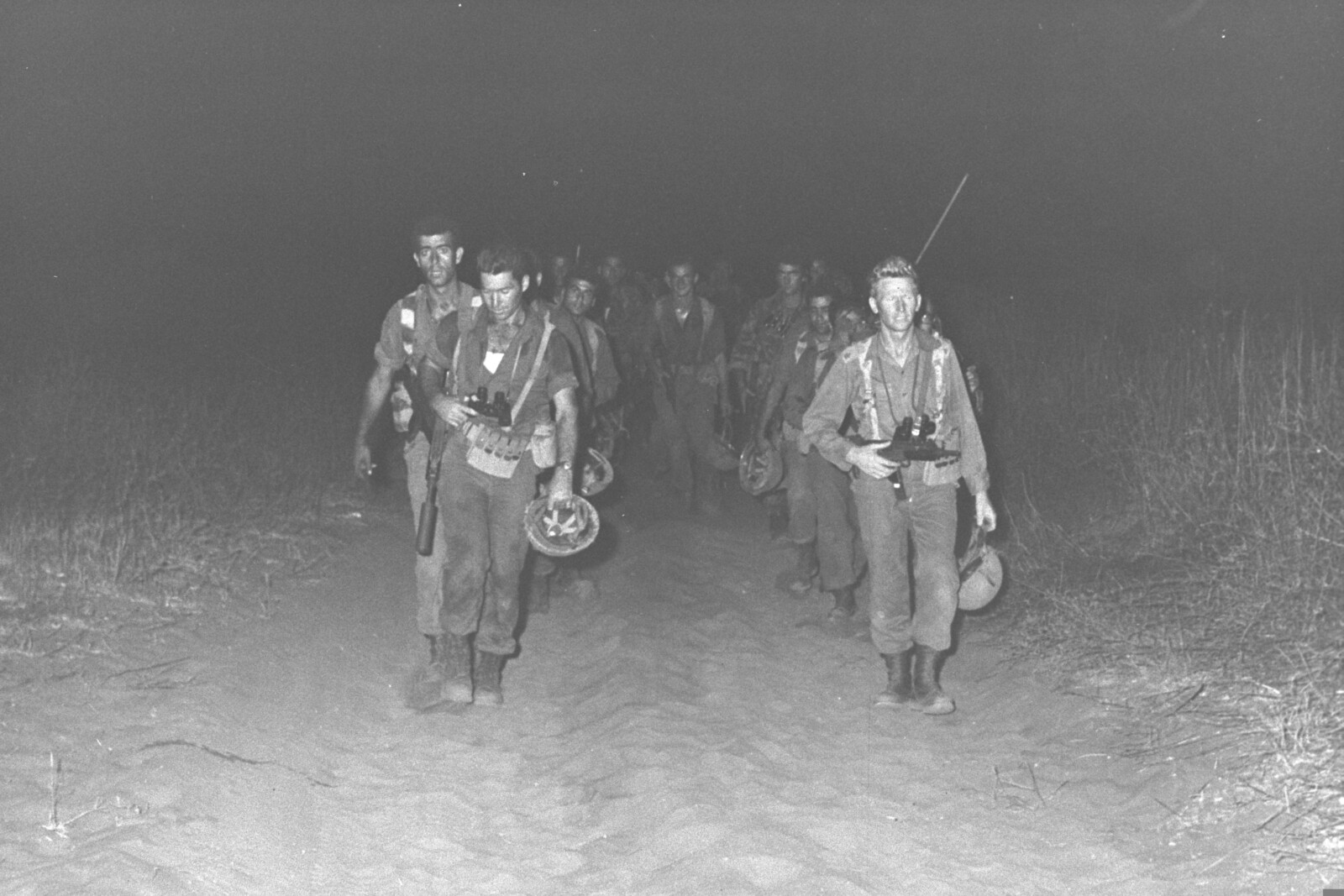 אפרים חירם (מימין) ודן שומרון (משמאל) בפעולת לילה של הצנחנים ליד קלקיליה (צילום: אוסף התצלומים הלאומי)