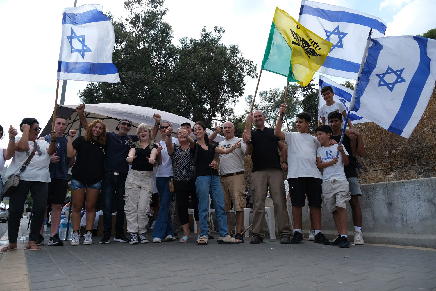 מחזקים את החיילים. "החיילים לא מבינים מאיפה זה נפל עליהם" (צילום: דוד טברסקי)