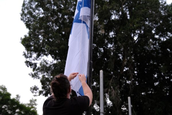 הורדת דגל ישראל לחצי התורן בקיבוץ נען (צילום: דוד טברסקי)