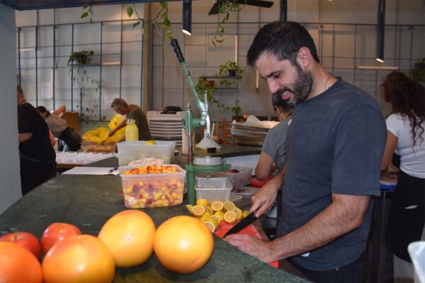 מתנדב בהכנת מזון במסעדת מנסורה להאכלת חיילים ומפונים מעוטף עזה. "התחלנו 4-5 חבר'ה לבשל קצת ולהבין איך שולחים, מאוד מהר חבר הביא חבר" (צילום: הדס יום טוב)