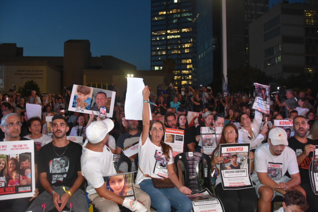 משפחות החטופים במסיבת עיתונאים ברחבת מוזיאון תל אביב (צילום: הדס יום טוב) משפחות החטופים במסיבת עיתונאים ברחבת מוזיאון תל אביב (צילום: הדס יום טוב)