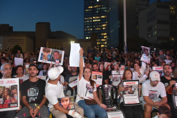 משפחות החטופים במסיבת עיתונאים ברחבת מוזיאון תל אביב (צילום: הדס יום טוב)