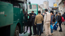 נוסעים באוטובוס אגד (צילום ארכיון: הדס פרוש/ פלאש90)