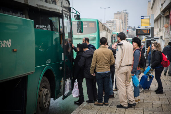 נוסעים באוטובוס אגד (צילום ארכיון: הדס פרוש/ פלאש90)
