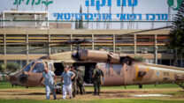 מסוק חיל האוויר נוחת בכניסה לסורוקה לטובת פינוי פצועים (צילום: פלאש90)