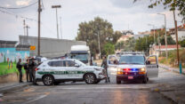 שוטרים בשכונת ג'וואריש ברמלה מבצעים מעצרים בעקבות פיצוץ מכונית ורצח (צילום: יוסי אלוני/פלאש90)