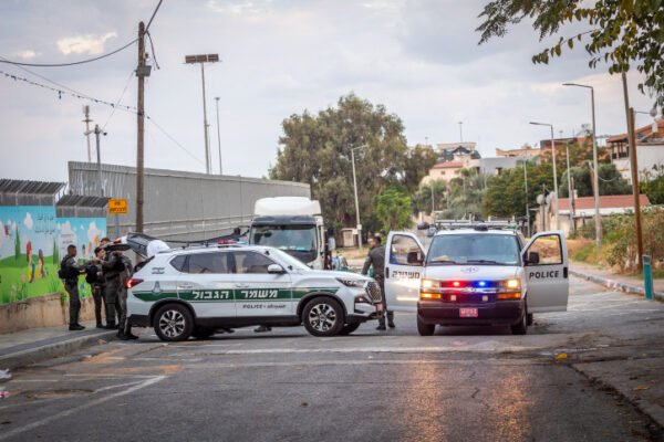 שוטרים בשכונת ג'וואריש ברמלה מבצעים מעצרים בעקבות פיצוץ מכונית ורצח (צילום: יוסי אלוני/פלאש90)