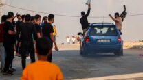 פלסטינים חוצים את מעבר בית חנון במהלך היום הראשון למלחמת "חרבות ברזל" (צילום: עטיה מוחמד/פלאש90)