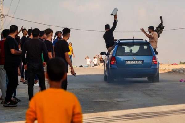 פלסטינים חוצים את מעבר בית חנון במהלך היום הראשון למלחמת "חרבות ברזל" (צילום: עטיה מוחמד/פלאש90)