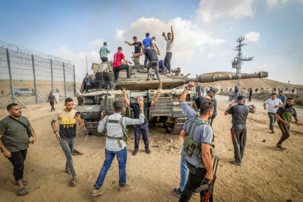 פלסטינים מעזה על טנק צה"ל סמוך לגבול עם חאן יונס (צילום: עאבד רחים כתיב/פלאש90)