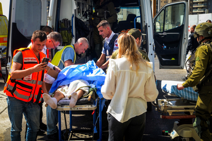 פינוי פצועים ממתקפת הפתע של חמאס לבית החולים סורוקה בבאר שבע (צילום: דודו גרינשפן/פלאש 90)