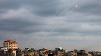שיגור רקטות מעזה לעבר ישראל, בדרום רצועת עזה (צילום: יוסף מוחמד/פלאש 90)