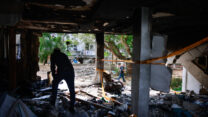הריסות בבניין שספג פגיעה ישירה באשקלון (צילום: חיים גולדברג/פלאש90)