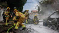 הרס מפגיעת רקטה בבניין ובמכוניות באשקלון (צילום: חיים גולדברג/פלאש90)