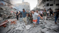 פלסטינים ברצועת עזה מפנים הריסות ונפגעים מבית שהותקף על ידי חיל האוויר (צילום: עטיא מוחמד/ פלאש90)
