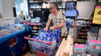 אנשים מצטיידים בסופר בתל אביב בחרבות ברזל (צילום: אבשלום ששוני/פלאש90)