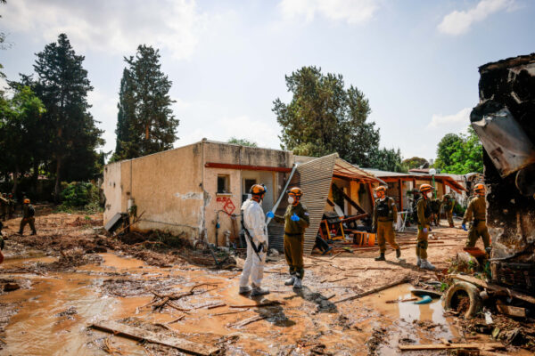חיילים ליד מבנים בקיבוץ כפר עזה לאחר תקיפת המחבלים (צילום: חיים גולדברג/פלאש 90)