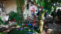 חייל בכפר עזה לאחר מתקפת חמאס (חיים גולדברג  פלאש 90)