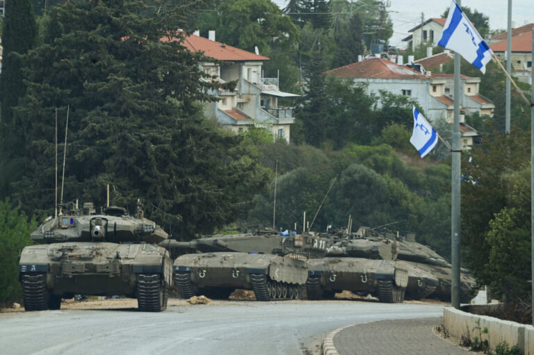 טנקים ישראלים במטולה, סמוך לגבול לבנון. "ש לי גינה, יש לי לימודים והכל נעצר. הכל תקוע". תקציבי הצפון אינם זכאים להגנה רוחבית (צילום: תומר נויברג, פלאש90)