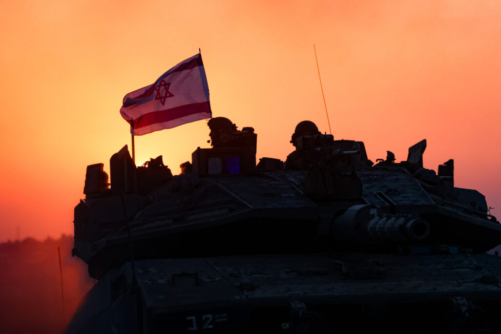 שיירת טנקים ישראליים בשקיעה ליד הגבול עם עזה (צילום: חיים גולדברג, פלאש90)