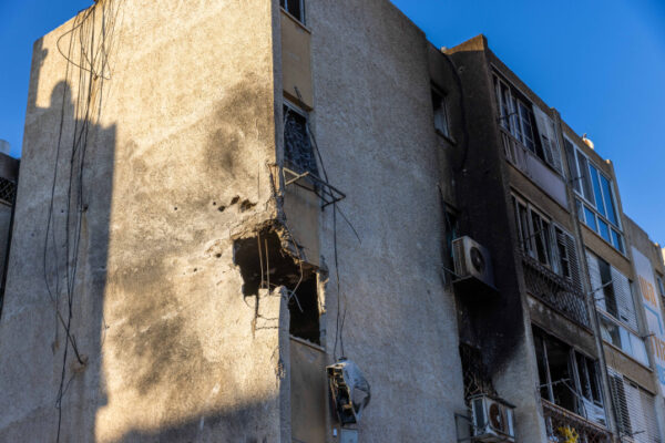 בניין שנפגע מרקטה באשקלון (צילום: יוסי אלוני/פלאש 90)