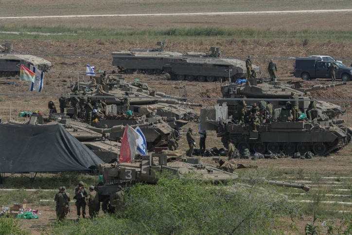 טנקים ונגמ״שים של צה״ל בגבול עזה. ישראל נערכת למערכה קרקעית נרחבת ברצועה (צילום: אריק מרמור/ פלאש90)