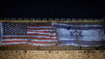 דגלי ארה"ב וישראל מוקרנים על חומות העיר העתיקה בירושלים (צילום: יונתן סינדל, פלאש90)