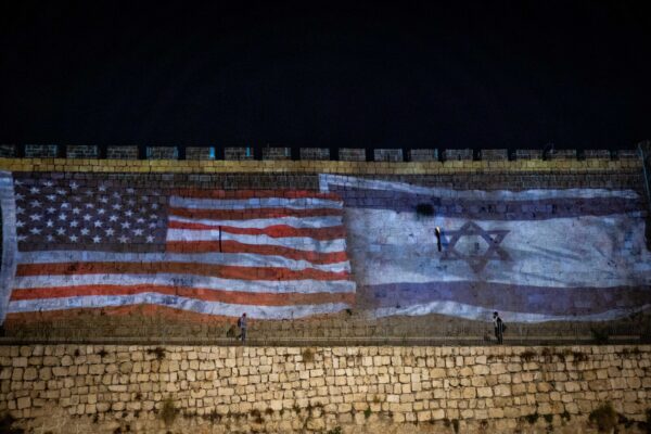 דגלי ארה"ב וישראל מוקרנים על חומות העיר העתיקה בירושלים (צילום: יונתן סינדל, פלאש90)
