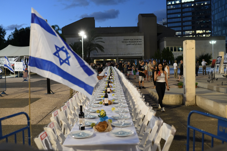 משפחות החטופים המוחזקים על ידי חמאס בעזה, ערכו שולחן שבת עם יותר מ-200 מקומות ריקים, מחוץ למוזיאון תל אביב (צילום: תומר נויברג/פלאש90)