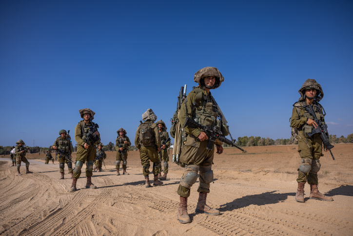 חיילים מהגדוד החרדי נצח יהודה מסיירים סמוך לגבול עזה (צילום: יונתן זינדל / פלאש 90)