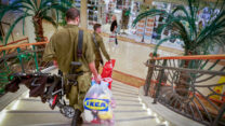 מפונים מעוטף עזה במלון בים המלח (צילום: יוסי זמיר/פלאש 90)