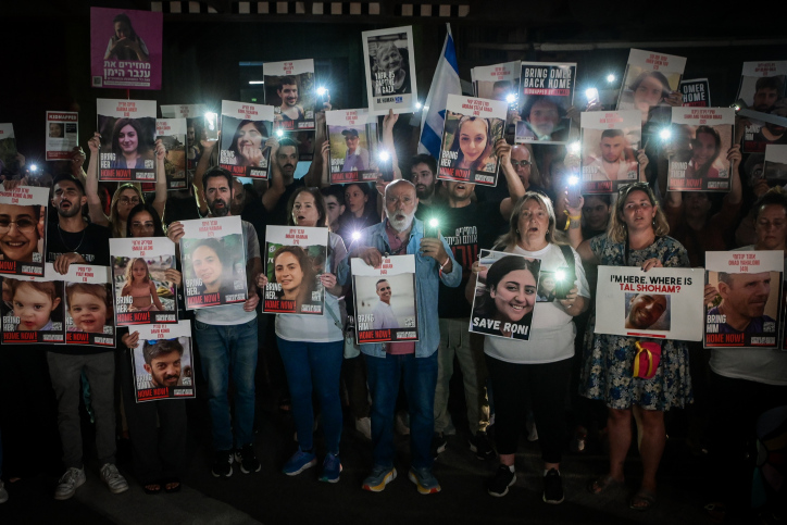 בני משפחות החטופים על ידי מחבלי חמאס בעזה, מפגינים בתל אביב בדרישה לשחרורם (צילום: אבשלום ששוני/פלאש90)