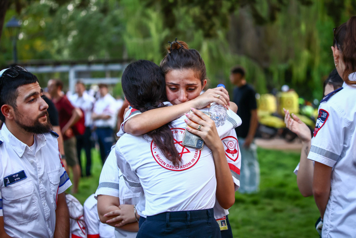 מתנדבי מד"א משתתפים בהלווייתה של הפראמדיקית ירין פלד בת ה-20,  שנהרגה בנחל עוז על ידי מחבלי חמאס (צילום: דור פזואלו/פלאש90)