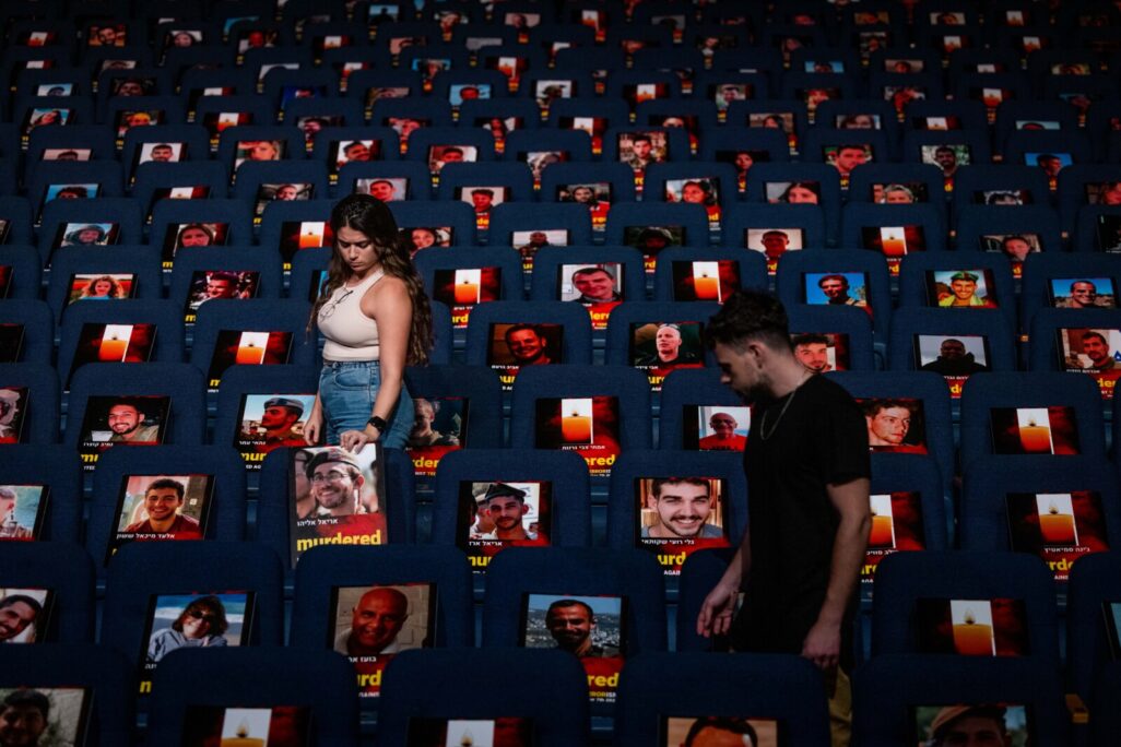 תמונות של למעלה מ-1,000 הרוגים, חטופים ונעדרים מוצגות באודיטוריום סמולרז באוניברסיטת תל אביב (צילום: יונתן זינדל, פלאש90)
