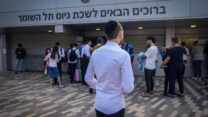גברים חרדים שהחליטו להתגייס לצה"ל בעקבות המלחמה בלשכת הגיוס בתל השומר (צילום: אבשלום ששוני/פלאש90)