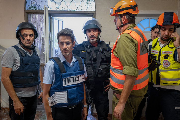 ראש עיריית קרית שמונה אביחי שטרן וכוחות הביטחון וההצלה בבית בו פגע טיל מלבנון (צילום: ארז בן סימון/פלאש90)