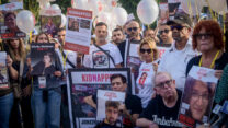 משפחות החטופים שמוחזקים בשבי חמאס בעזה, מפגינים בתל אביב בדרישה לשחררם (צילום: אבשלום ששוני/פלאש90)