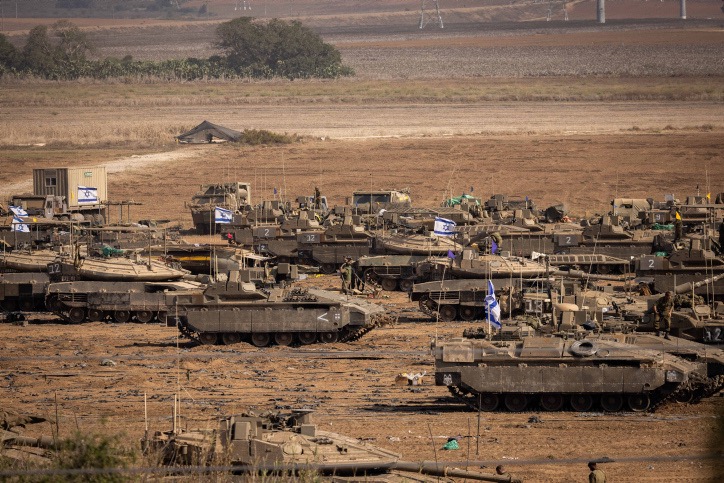 טנקים ישראלים על גבול רצועת עזה (צילום: יונתן זינדל/ פלאש90)