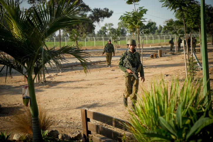 חיילי צה&quot;ל שומרים על קיבוץ חולית, לאחר מתקפת חמאס (צילום: אריק מרמור/פלאש90)